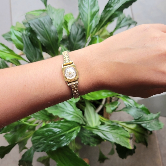 Vintage Edox Swiss Incabloc Dainty Gold Watch - Picture 3 of 8